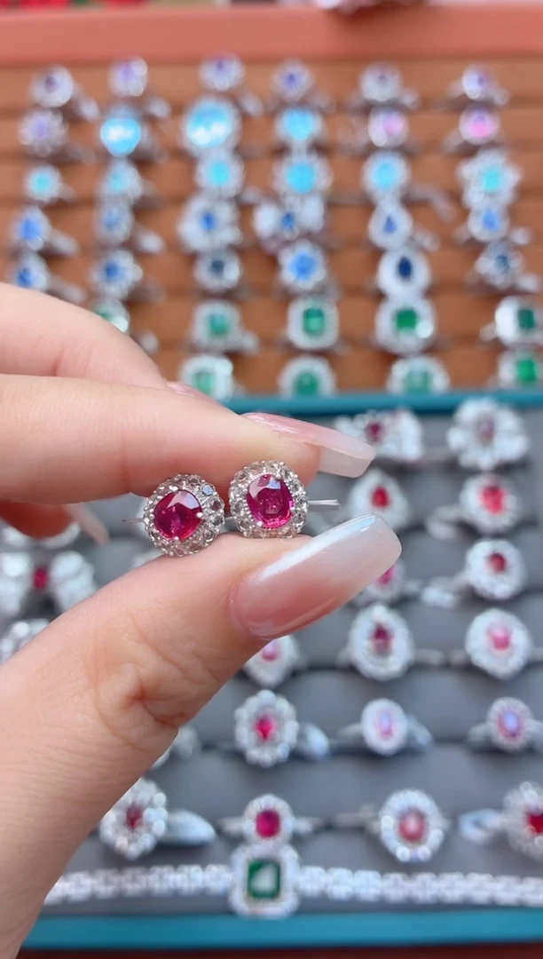 18K耳饰18K金镶嵌红宝石-1.25克拉*无烧