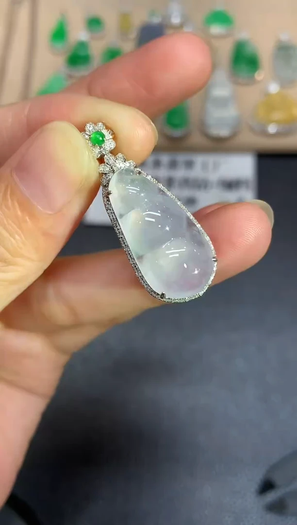 颈饰18K金镶嵌翡翠福豆【无服务费