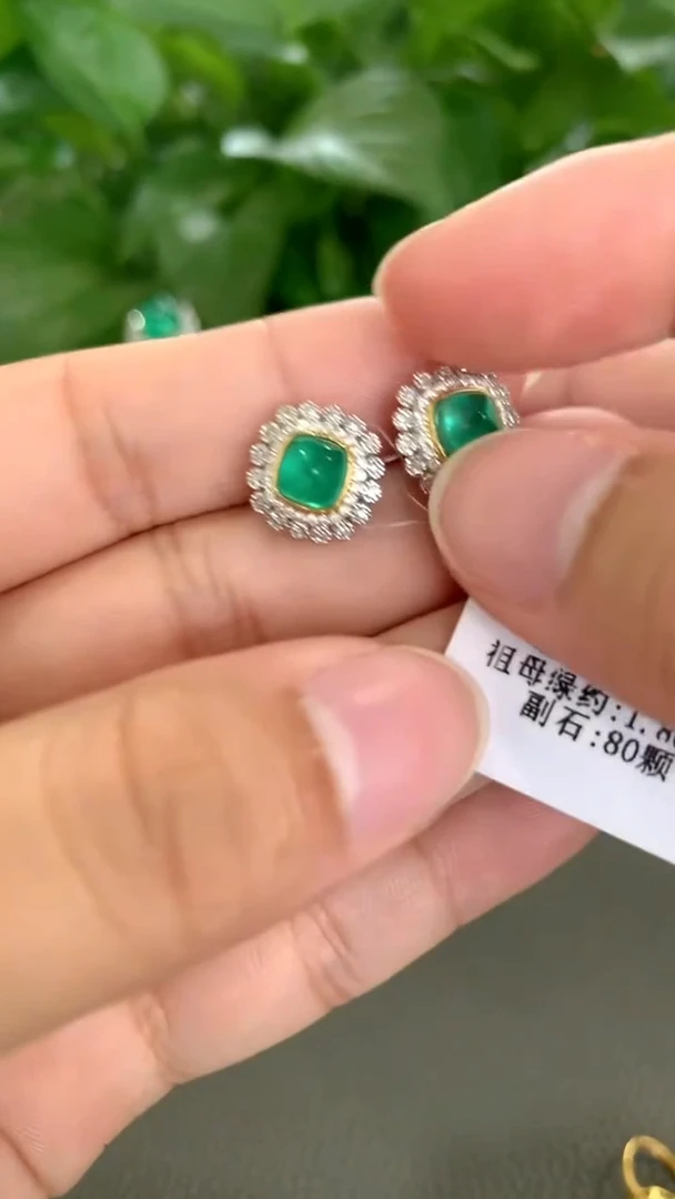 18K金镶嵌耳钉祖母绿1.8克拉