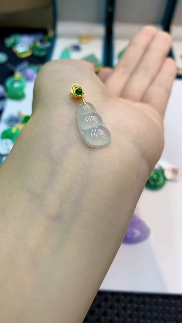 翡翠未镶嵌颈饰             1