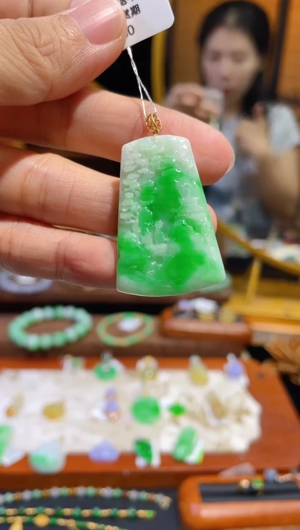 颈饰18K金镶嵌翡翠山水