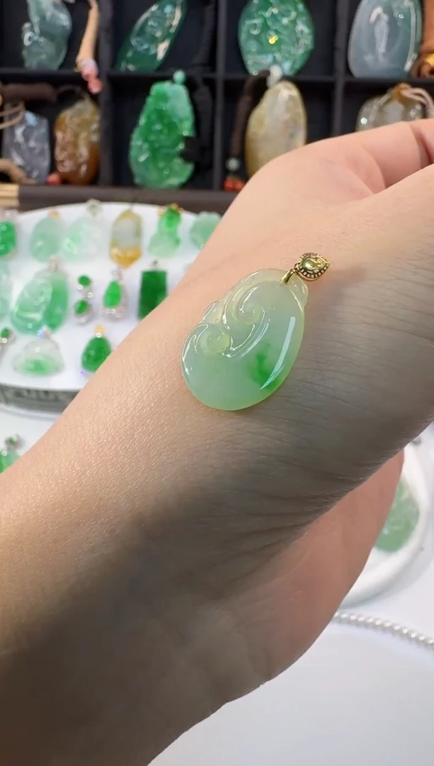 颈饰18K金镶嵌翡翠缅甸A货翡翠