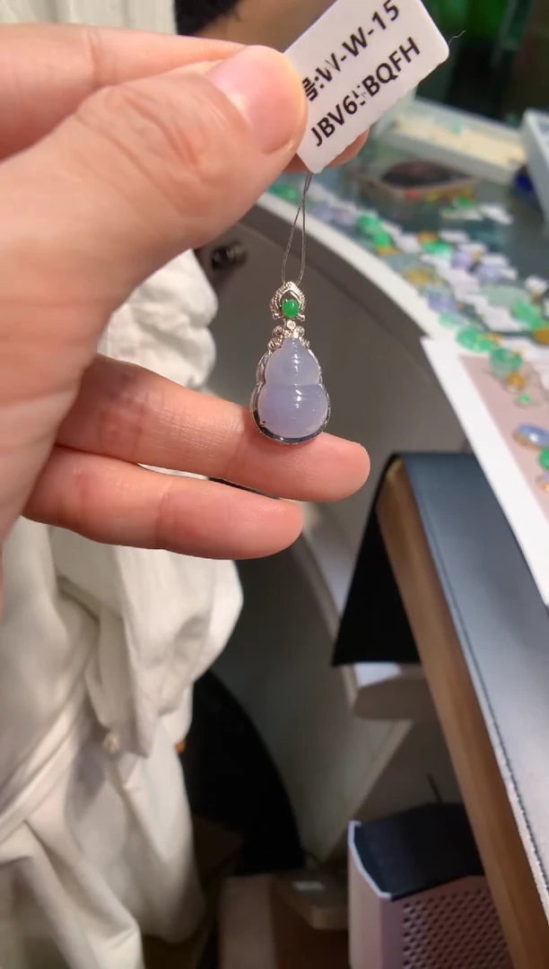 颈饰18K金镶嵌翡翠葫芦