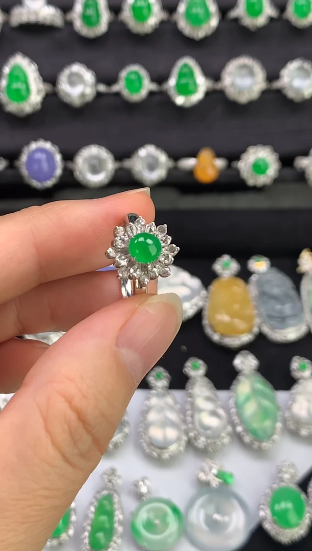 18K金镶嵌戒指翡翠1