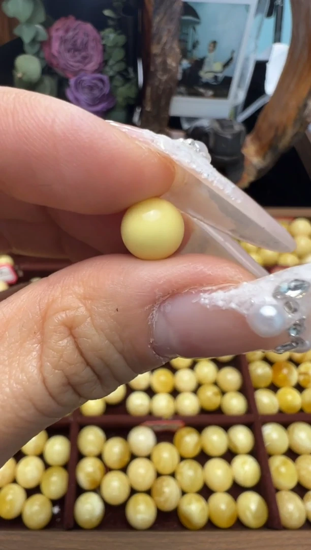 【闪购商品】蜜蜡裸石未镶嵌俄料微瑕8.3mm0.313克