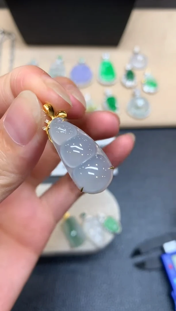 颈饰18K金镶嵌翡翠福豆【无服务费