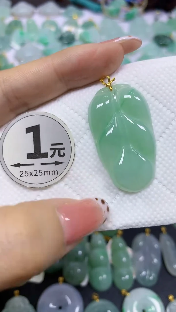 颈饰18K金镶嵌翡翠 天然翡翠A货