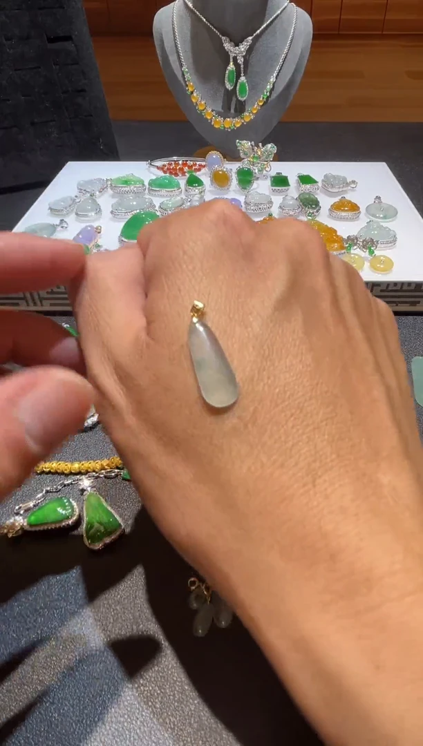 颈饰18K金镶嵌翡翠翡翠A货 闪购多样性