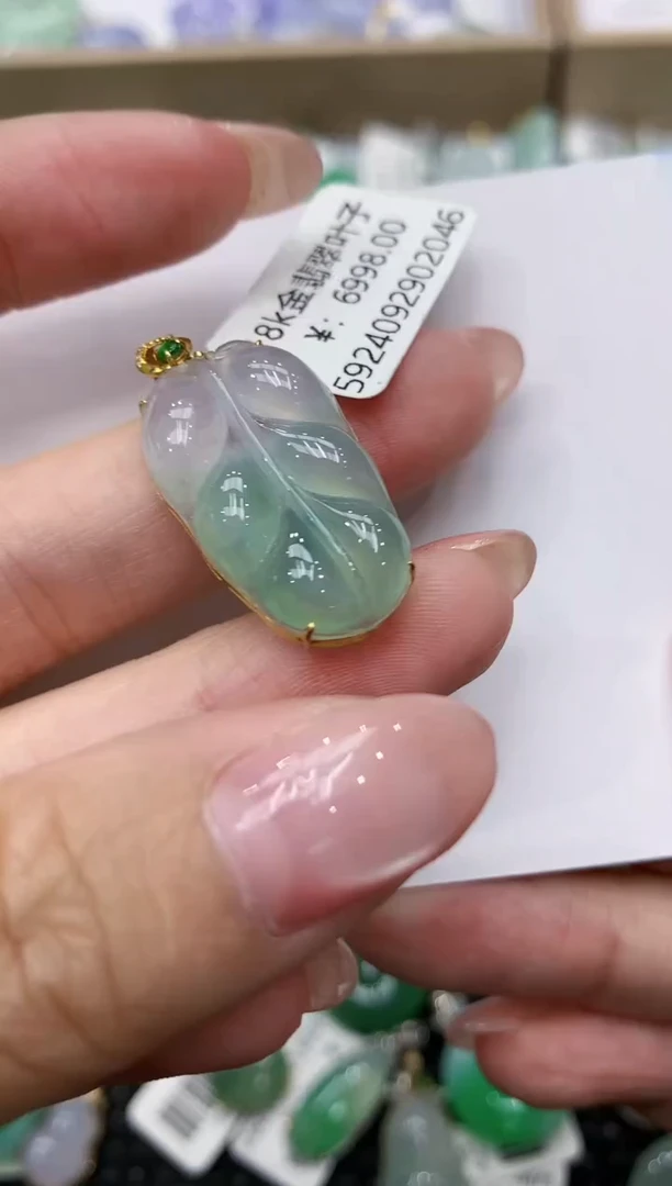 翡翠18K金镶嵌颈饰111111111