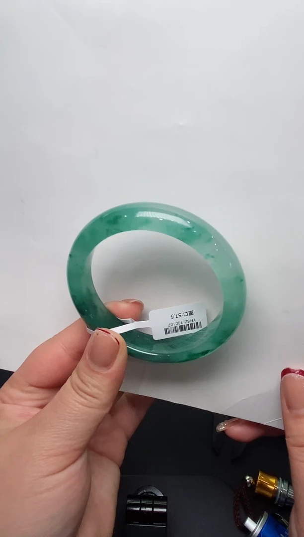 【闪购商品】石英质玉手镯未镶嵌高冰飘花非洲翠32