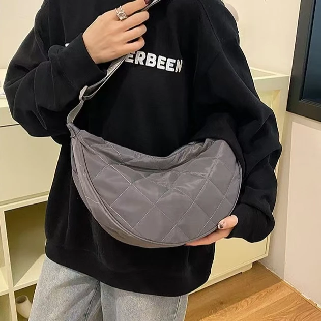 冬季新款斜挎饺子包休闲男女新潮酷帅斜挎包单肩菱格简约百搭通勤