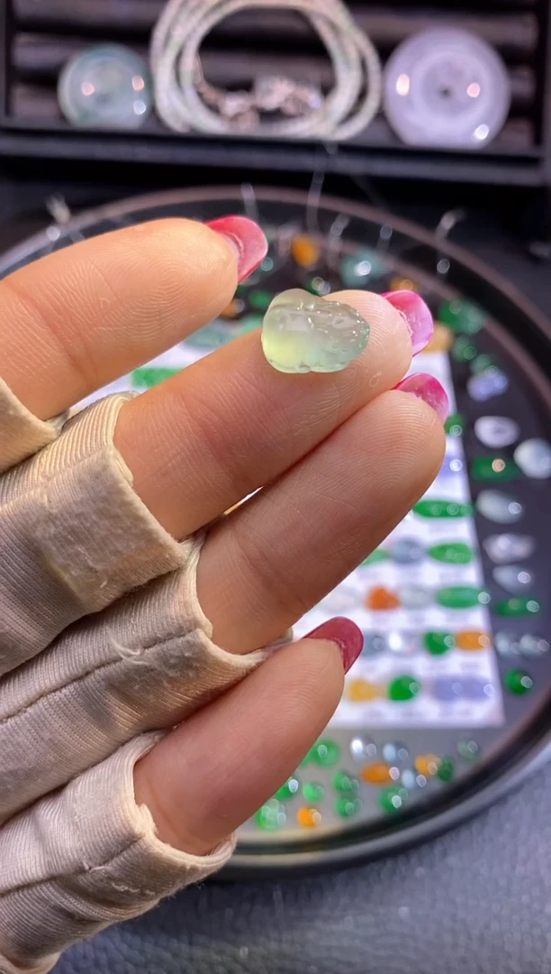 翡翠挂件未镶嵌金蟾