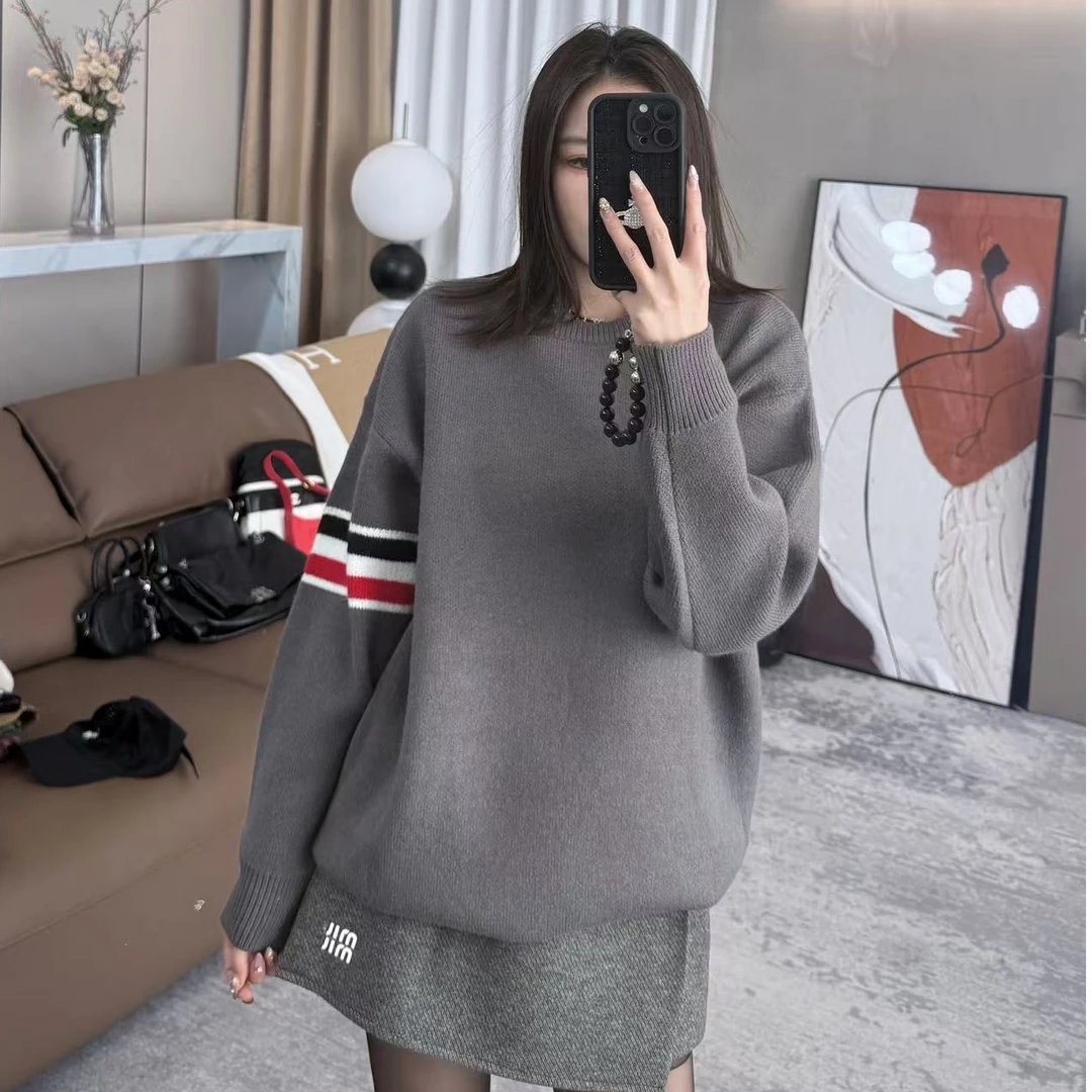 《An ni》【小狗】Ani-B562 秋冬新款“小狗”刺绣圆领毛衣