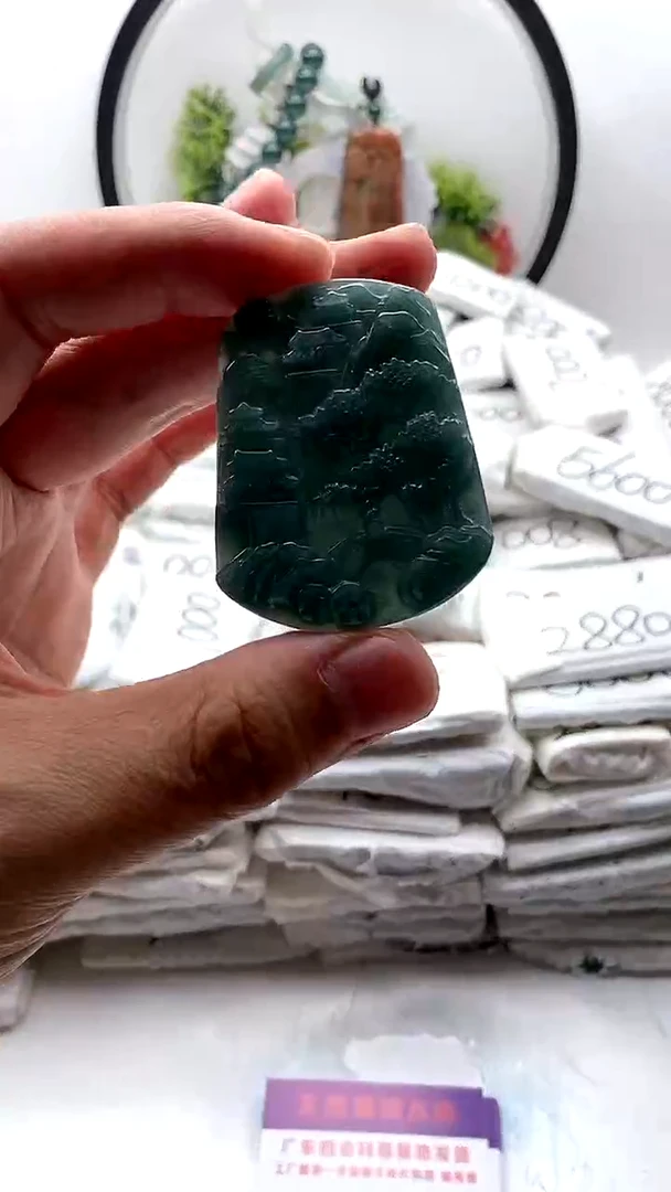 翡翠未镶嵌颈饰山水牌
