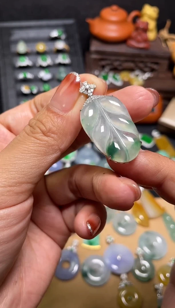 【闪购商品】翡翠吊坠(不含链)18K金镶嵌叶子48小时鉴赏期