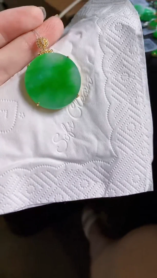 翡翠18K金镶嵌颈饰圆牌