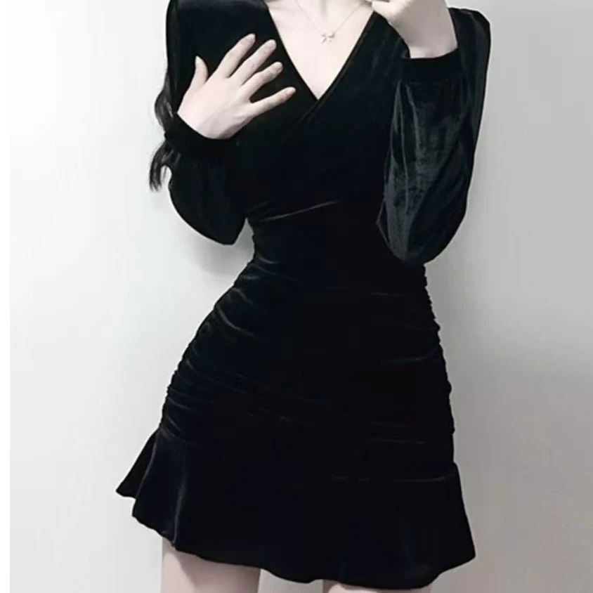 御姐丝绒连衣裙秋冬高级感修身长袖鱼尾短裙赫本风V领包臀小礼裙