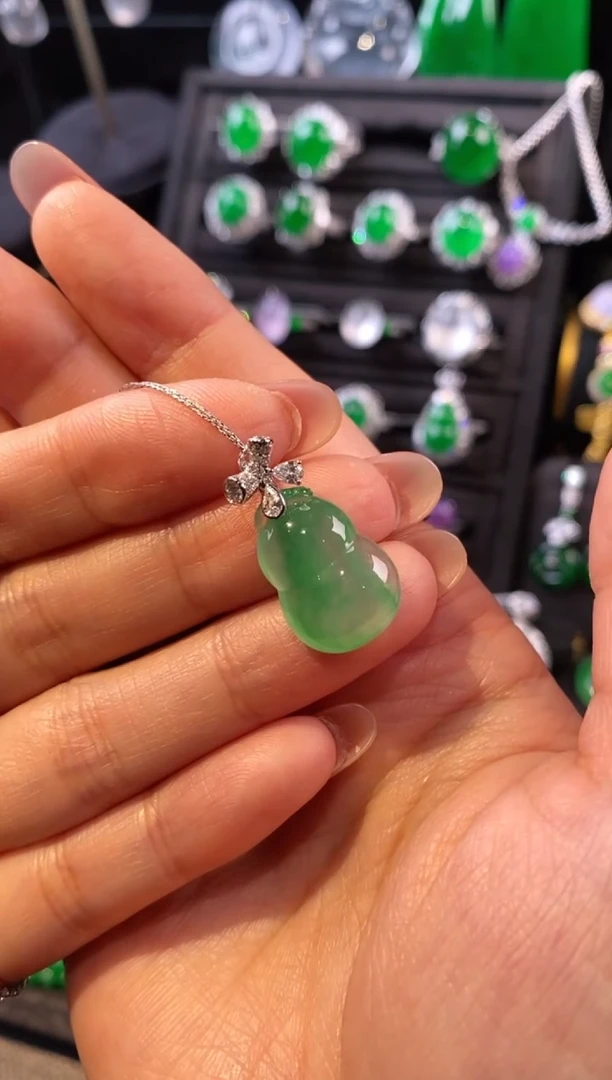 颈饰18K金镶嵌翡翠葫芦吊坠5055512