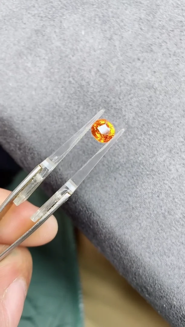 未镶嵌裸石石榴石（芬达石）1.77ct