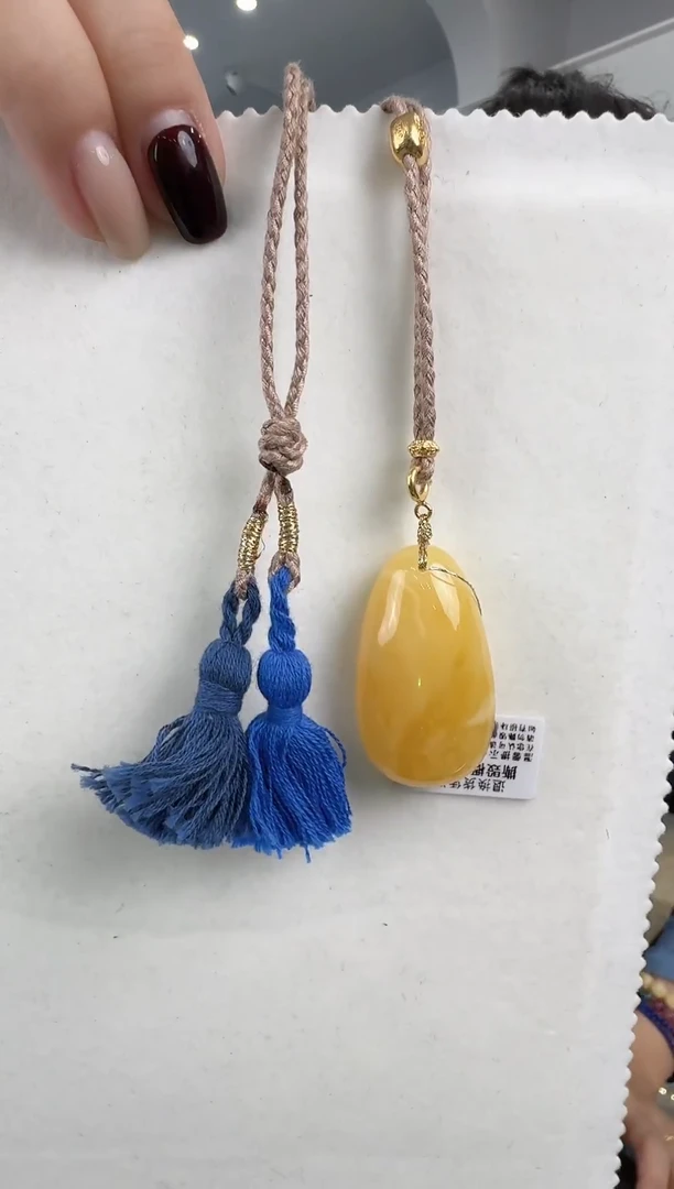 蜜蜡吊坠(赠链)未镶嵌精美的吊坠多样性随机发一