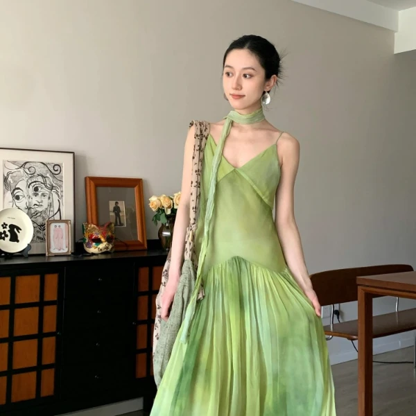 法式V领绿色晕染吊带裙2025夏季新款飘带设计收腰度假长裙409-13
