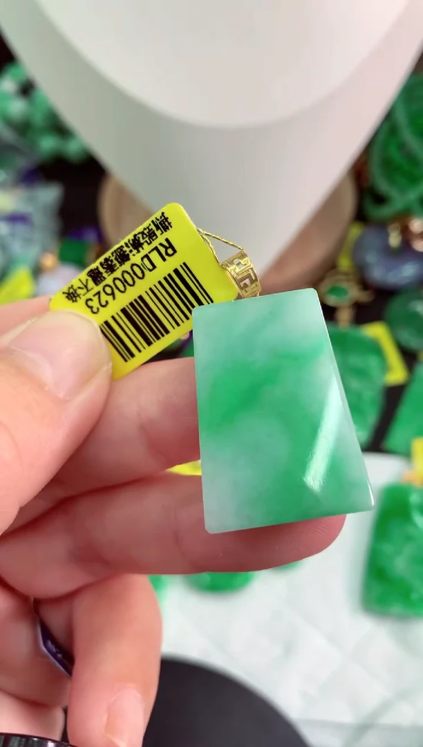 翡翠18K金镶嵌颈饰挂件