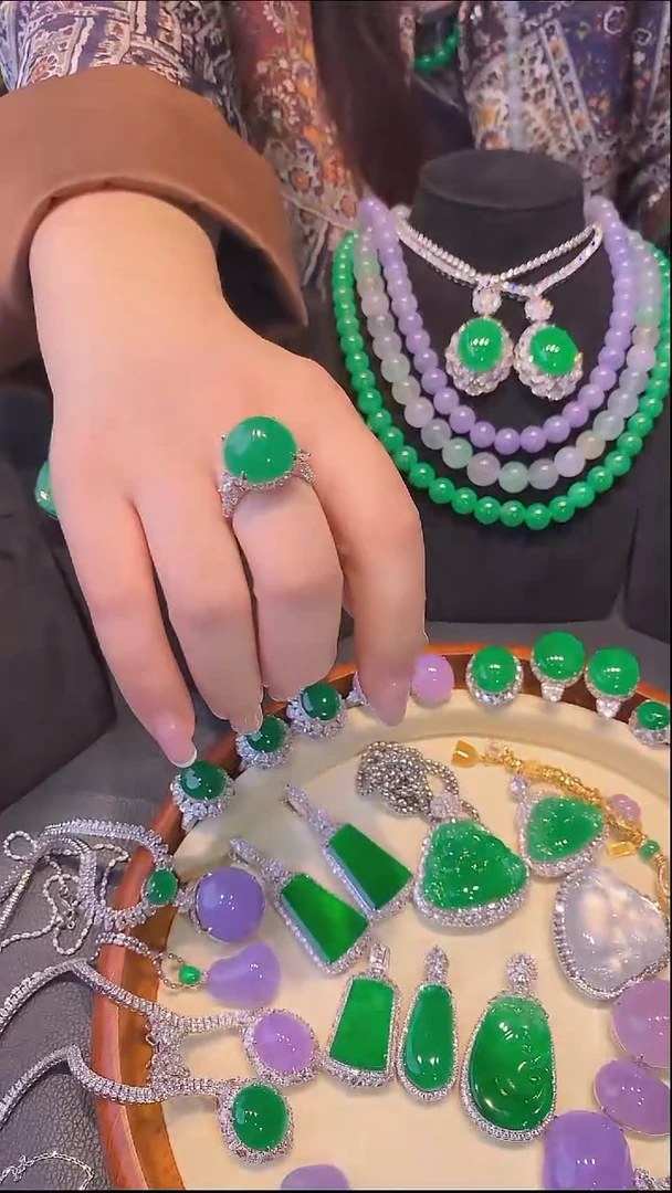 18K金镶嵌戒指翡翠戒指