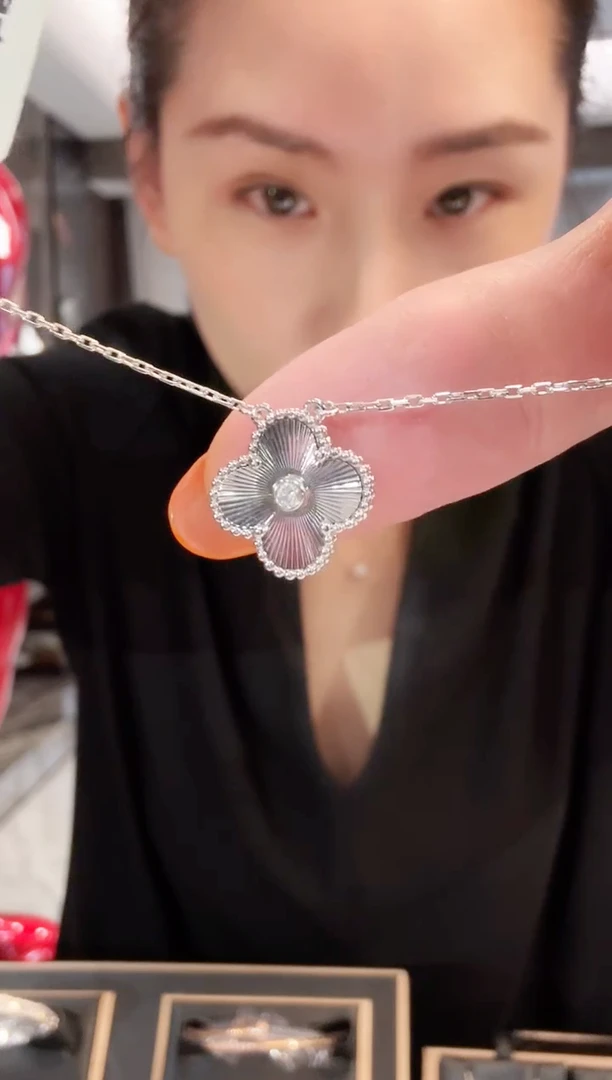 颈饰18K金镶嵌钻石镭射四叶草一钻项链