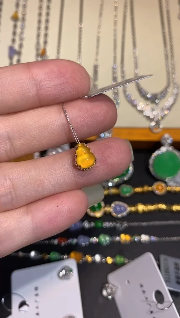 颈饰18K金镶嵌翡翠吊坠