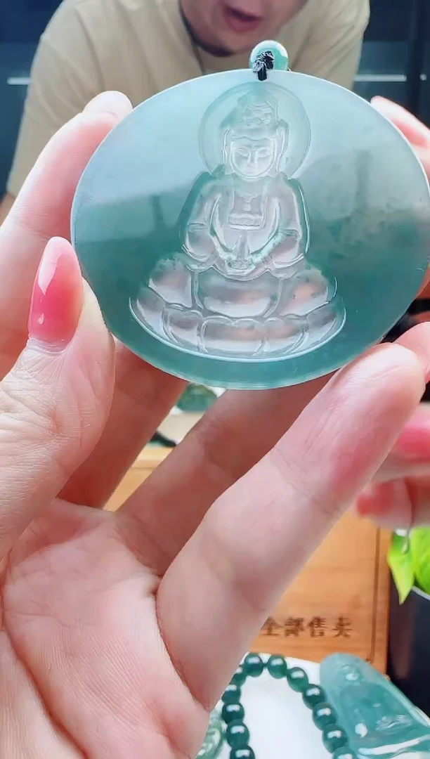 翡翠未镶嵌颈饰多样性发货其中一件
