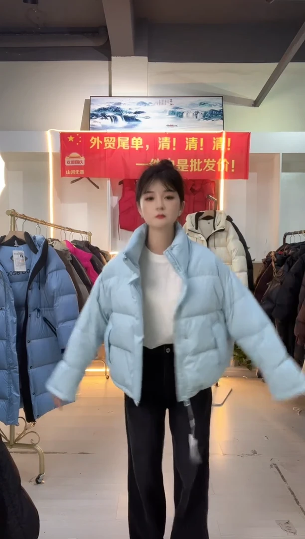 浅蓝色小短款面包服