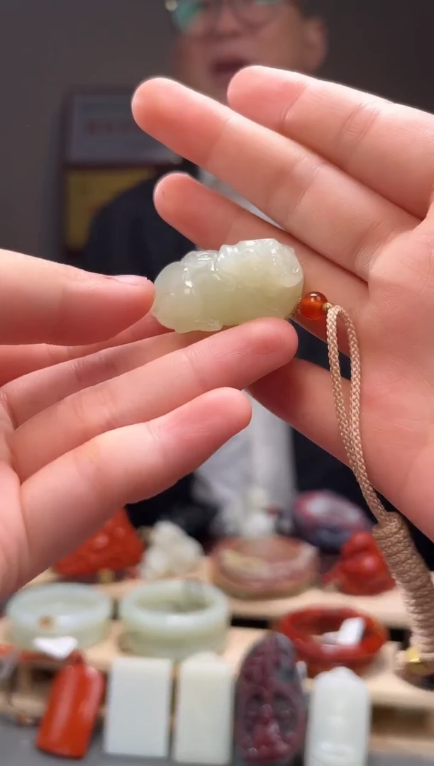 颈饰未镶嵌和田玉吊坠