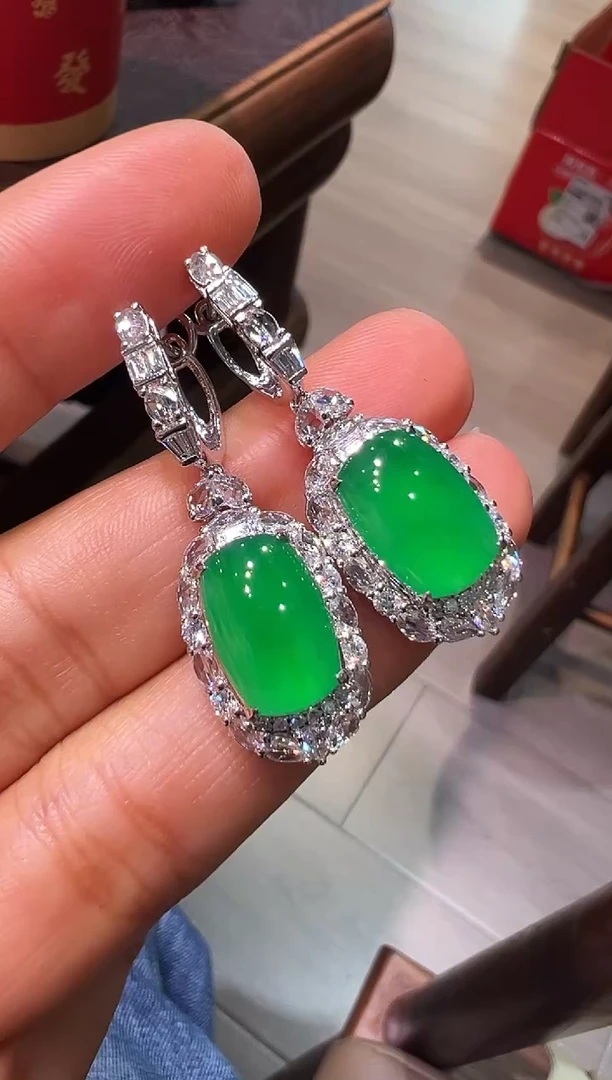 18K金镶嵌翡翠耳饰翡翠