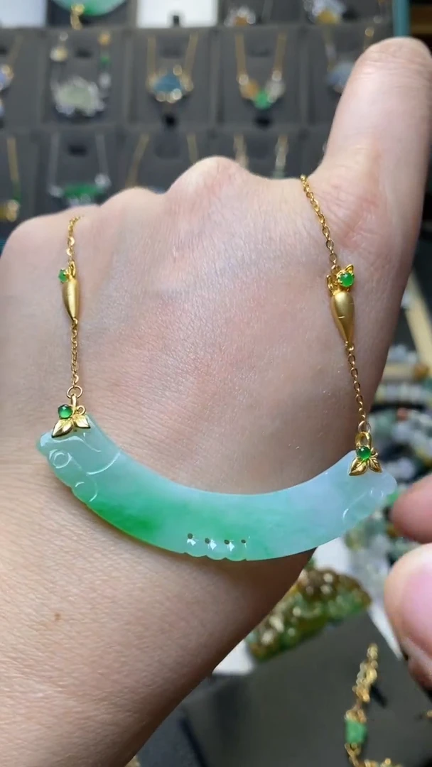 颈饰18K金镶嵌翡翠39884