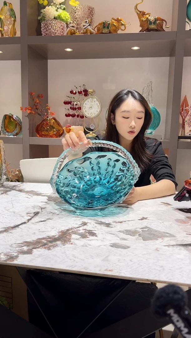 蓝色手提艺术果篮