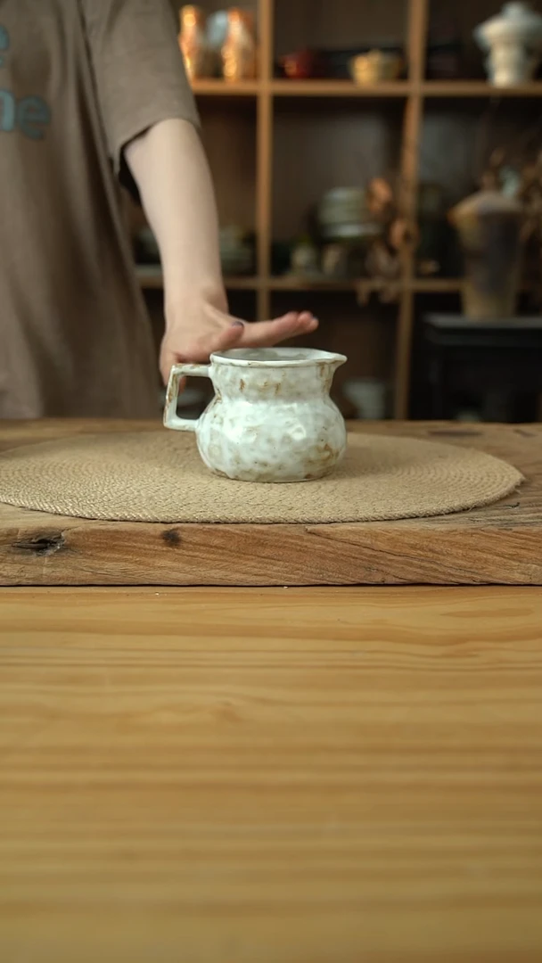 粉影系列的带把手奶壶1个