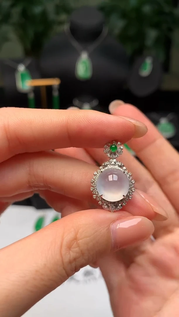 颈饰18K金镶嵌翡翠冰蛋