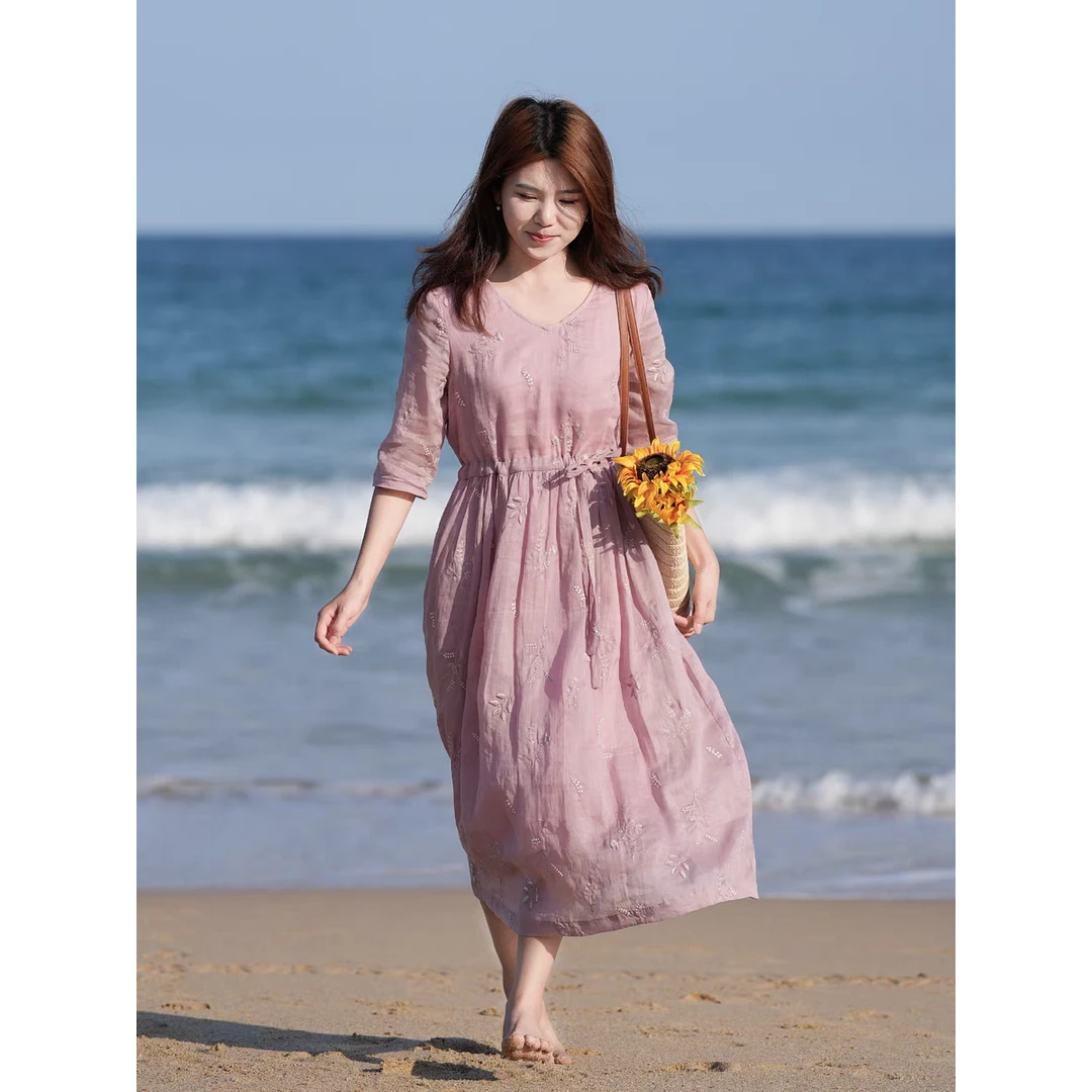 2025夏季新款高端天丝麻重工刺绣V领连衣裙收腰显瘦法式绣花气质