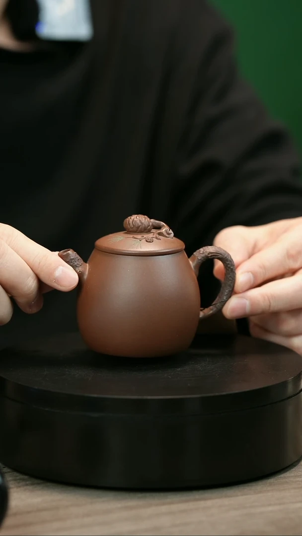 茶壶紫砂用****7H2366赵信军底槽青堆绘松果