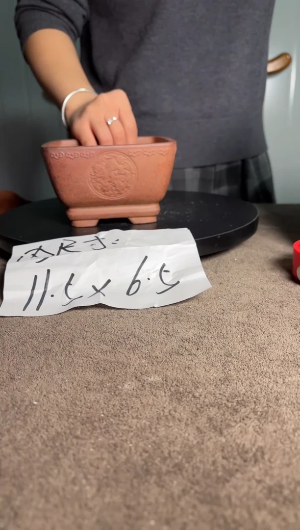 A宜兴紫砂小花盆