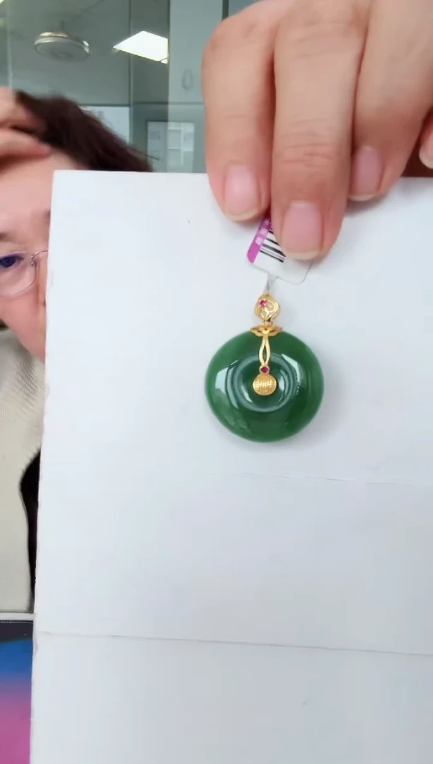 和田玉18K金镶嵌颈饰吊坠