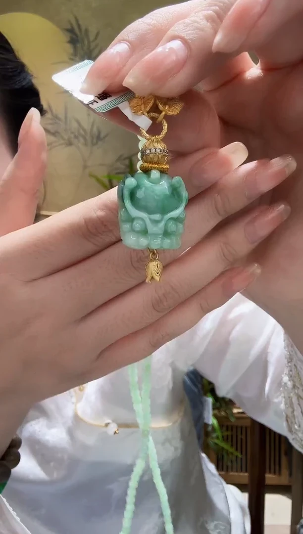 颈饰未镶嵌翡翠吊坠