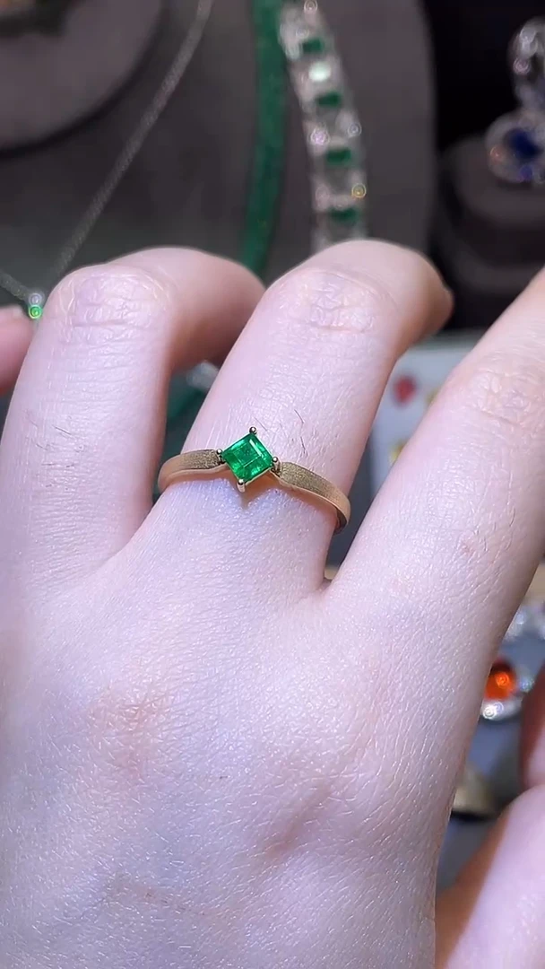 祖母绿戒指18K金镶嵌潘杰希尔0.38ct