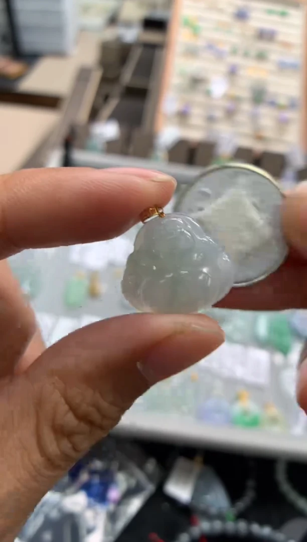 颈饰18K金镶嵌翡翠佛公