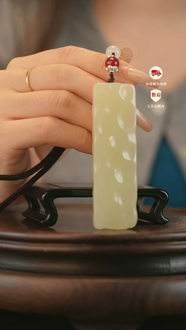 云南石竹叶青雕刻：小奶酪手把件摆件