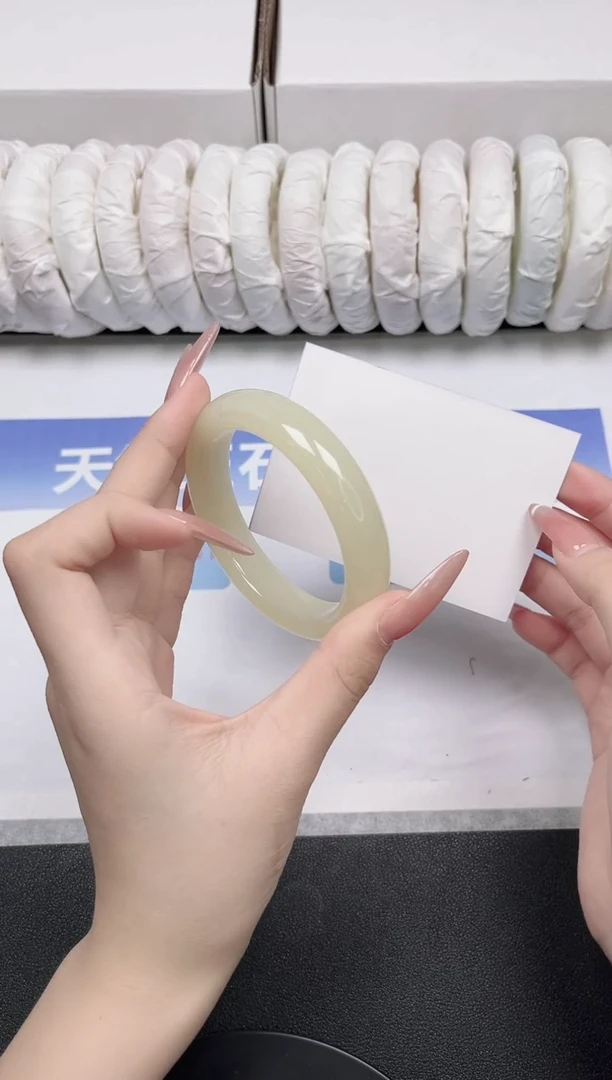 未镶嵌手镯石英质玉37-57.1