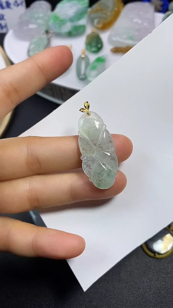 颈饰18K金镶嵌翡翠吊坠