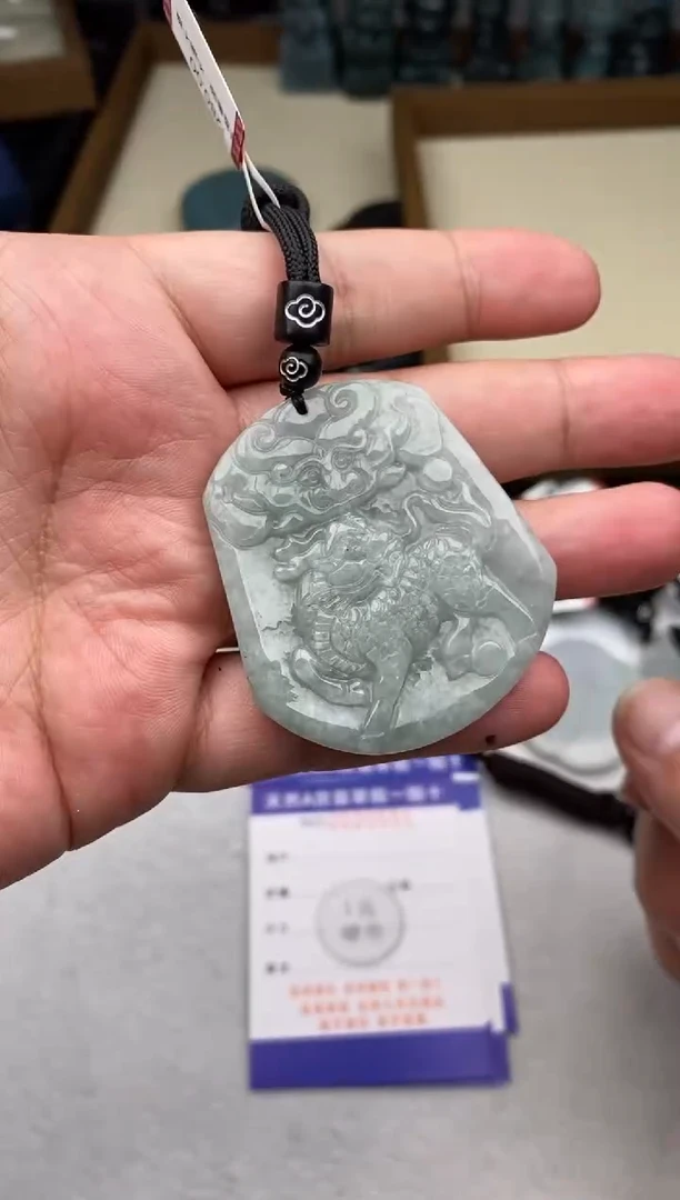 翡翠未镶嵌颈饰多样性发其一