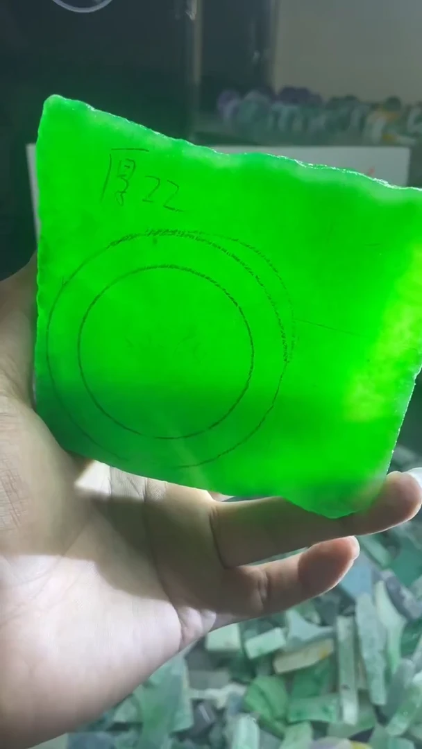 玉不规则花色边角毛料