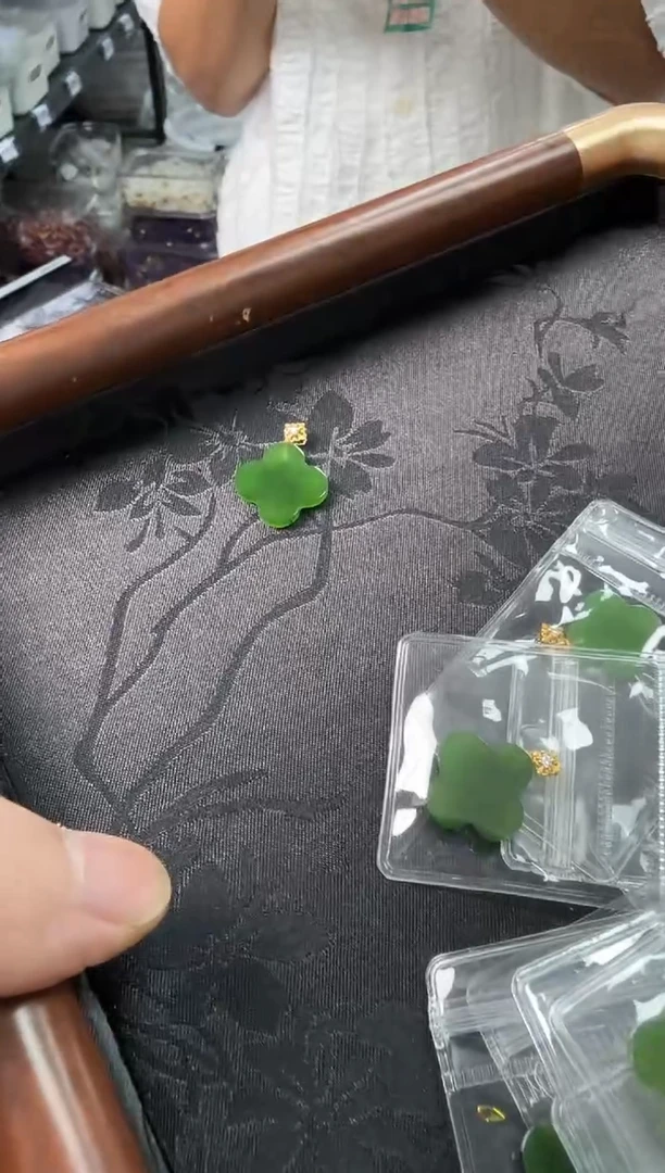 吊坠(不含链)18K金镶嵌和田玉ST101573-多样性发一件